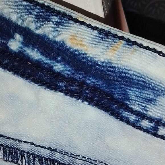 "Acid Washed" Denim - Picture 4 of 6